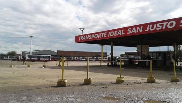 Paro de colectivos en el AMBA por falta de pago 