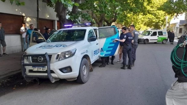 Mar del Plata: chocó varios autos, se quedó dormido, peleó con los damnificados y terminó detenido