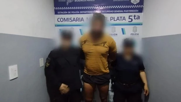 Un turista hizo maniobras peligrosas en su auto en Mar del Plata, chocó un patrullero y quedó detenido