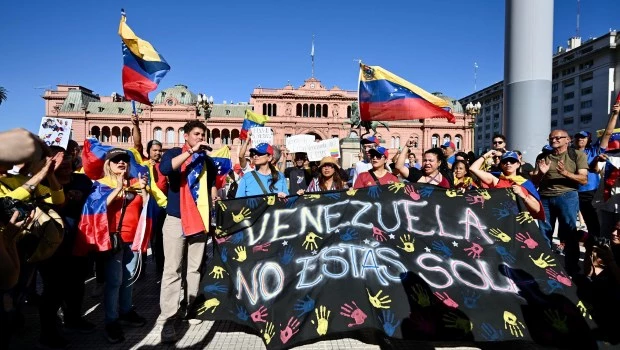 Manifestantes venezolanos reclamaron "libertad" y el traspaso de mando presidencial frente a Plaza de Mayo