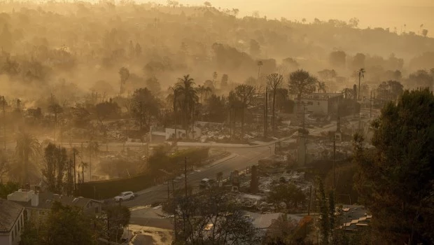 Comienzan a contener los incendios en Los Angeles y ya hay más de 153.000 evacuados