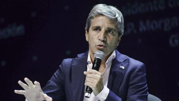 Caputo atacó a intendentes kirchneristas por tasas municipales