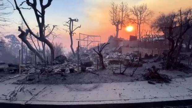 Aumentan a 24 los muertos por los incendios forestales de Los Ángeles