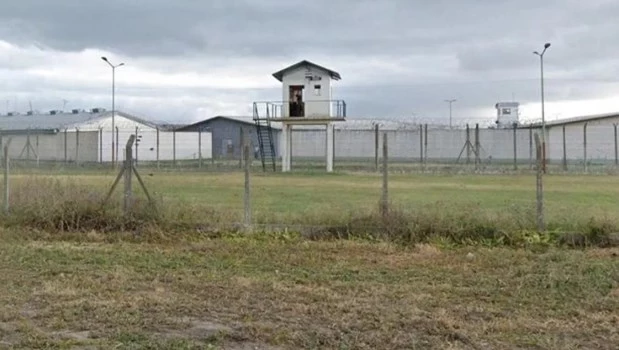 Se escaparon dos presos de un penal de La Plata y los detuvieron cuando intentaban huir en un Uber