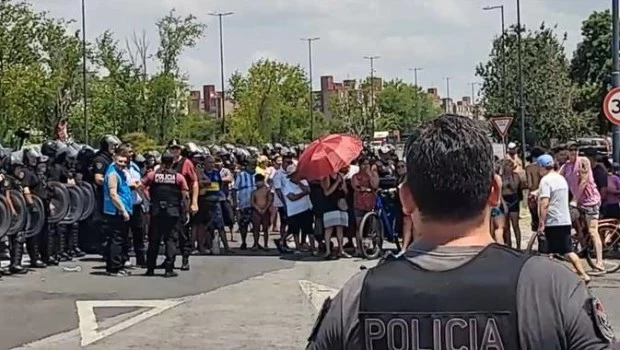 Vecinos cortaron la autopista Dellepiane por falta de luz