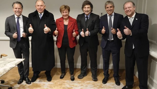 El presidente Javier Milei y la titular del FMI, Kristalina Georgieva, al finalizar una reunión en Washington. ARCHIVO