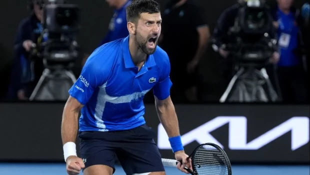 Novak Djokovic festeja tras vencer a Carlos Alcaraz en los cuartos de final del Abierto de Australia, el miércoles 22 de enero de 2025. (AP)