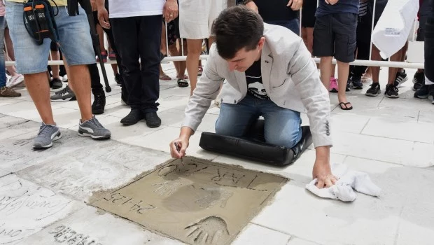 Ariel Tarico dejó la huella de sus manos en la Vereda de las Estrellas del Hermitage