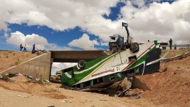 Un micro volcó en Bolivia cerca de la frontera con la Argentina: hay 19 muertos y nueve heridos