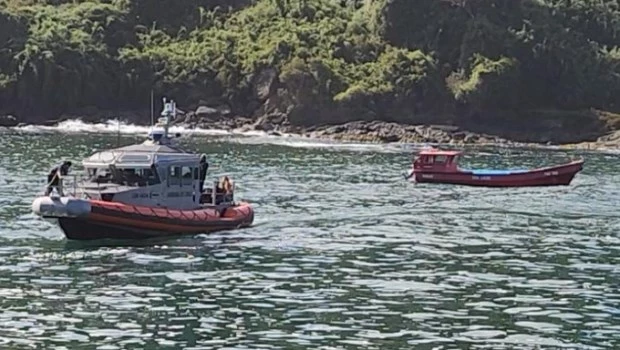 Naufragio en el sur de Chile dejó al menos cuatro muertos y tres desaparecidos; 27 fueron rescatados