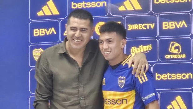 Alan Velasco posa junto con el presidente Juan Román Riquelme.