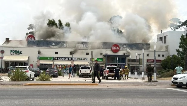 Impactante incendio en un supermercado a metros de la playa de Pinamar 