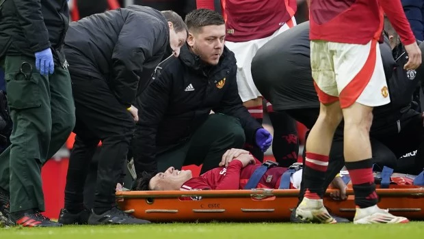 Lisandro Martínez salió lesionado y encendió las alarmas en la derrota del Manchester United por Premier League