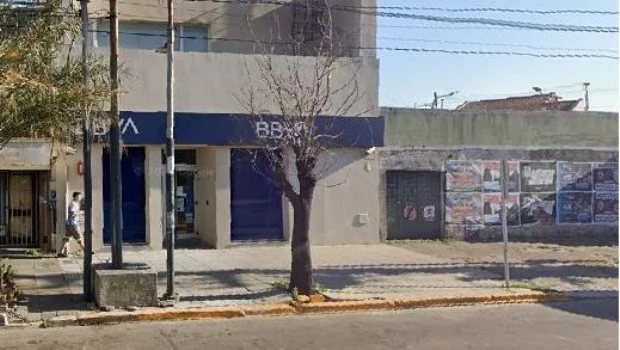 Salidera bancaria en Lomas del Mirador: delincuentes se enfrentaron a tiros con la Policía y se robaron $10 millones