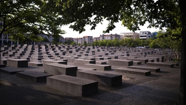 Hieren gravemente a un hombre en el Monumento al Holocausto en Berlín