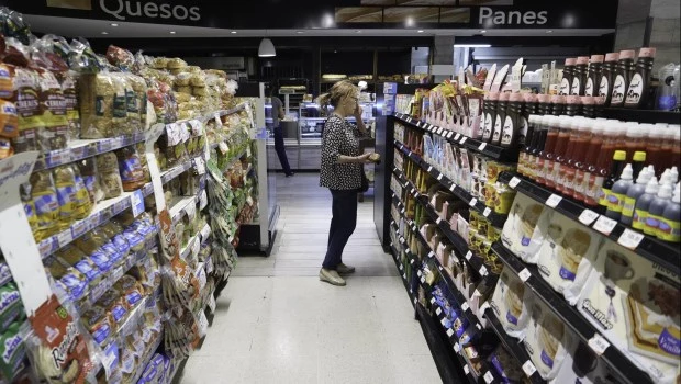 Las ventas en supermercados cayeron un 11% en 2024 en términos reales