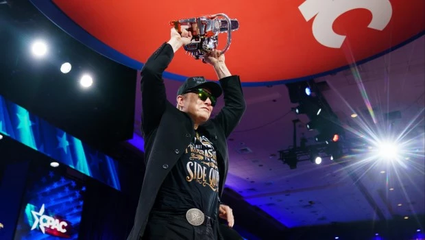 El multimillonario Elon Musk tomó la motosierra. Tiene la misión de bajar el gasto público en los Estados Unidos.