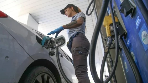 La nafta aumentó en promedio 2% desde este sábado 