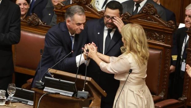 El presidente electo de Uruguay, Yamandú Orsi (i), durante su investidura este sábado, en el Palacio Legislativo en Montevideo (Uruguay).