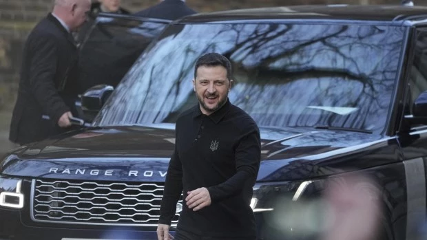 El presidente de Ucrania, Volodymyr Zelenskyy, sonríe a los medios de comunicación en Londres.