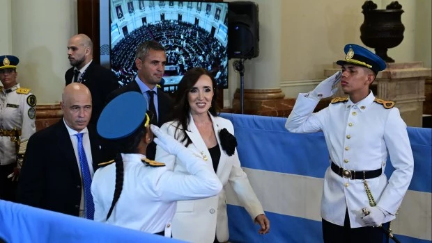 La vicepresidenta Victoria Villarruel dio inicio formal a la ceremonia y pasó a un cuarto intermedio hasta que llegó el presidente Milei.