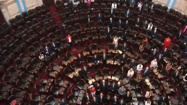 Milei se paseó por un Congreso abandonado por la oposición lo que le permitió transformar un acto institucional en el primer acto de la campaña electoral libertaria.