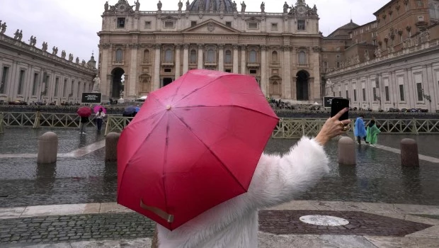 Tras pasar una noche tranquila, el Papa dice que comparte el sufrimiento de todos los enfermos