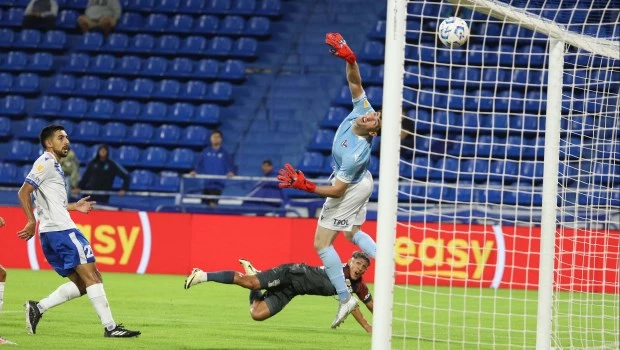 Huracán venció 2 a 0 a Vélez y prolongó su buen momento