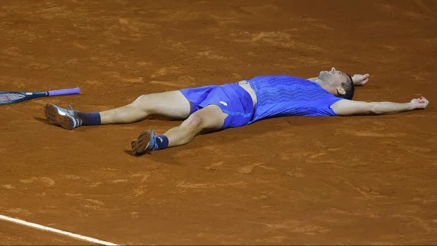 El serbio Djere celebra su primer título ATP.