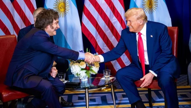 Trump está abierto a un pacto comercial con Argentina y califica a Milei de "gran líder" 