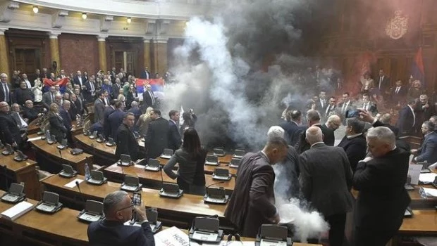 Una sesión del Parlamento Serbio terminó en una batalla campal con bengalas y granadas de humo