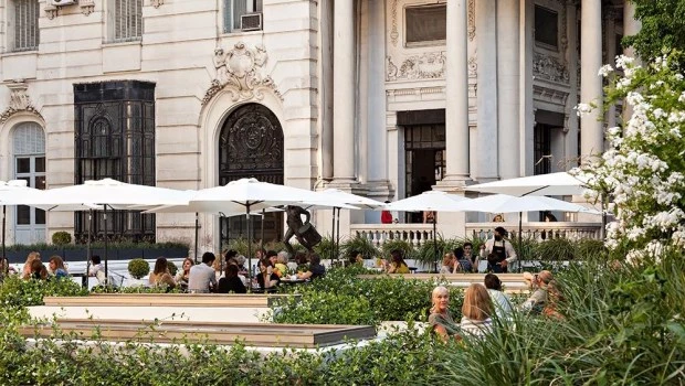 En los jardines de un verdadero palacio