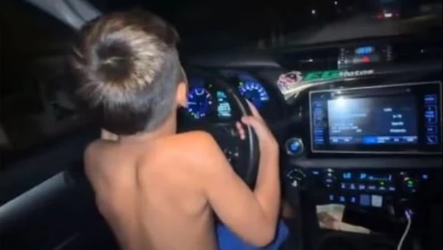 Piden suspender la licencia de conducir a un hombre que filmó a su hijo de 7 años manejando por las calles de José C. Paz