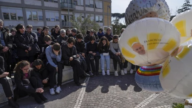 Francisco descansa tras una noche tranquila en su tercera semana hospitalizado por neumonía
