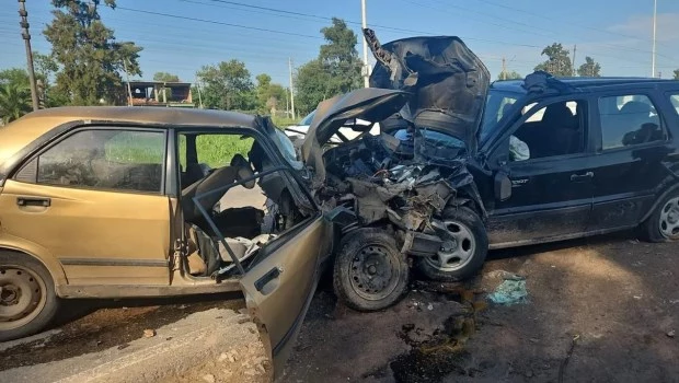 Un menor de 15 años manejó, chocó de frente con otro auto y mató al conductor
