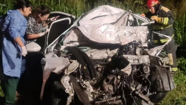 Ascienden a tres los muertos por el choque fatal en Córdoba entre un micro y un auto 