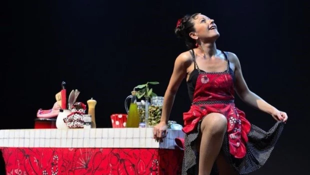 La artista andaluza cocina un pollo al ajillo mientras habla de los sueños y los recuerdos de su vida intensa.