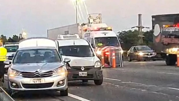 Un hombre que caminaba por la Panamericana, fue atropellado, generó un choque y murió