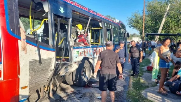 Choque trágico en La Matanza entre un colectivo y un camión: murieron dos mujeres