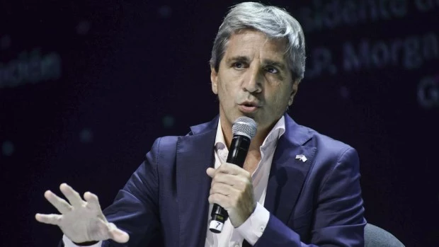 Alertan por una nueva estafa en la que vuelven a utilizar la imagen de Luis Caputo