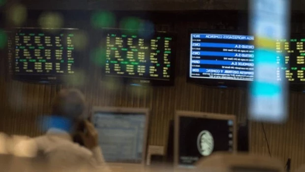 El riesgo país perforó el piso de los 700 puntos en medio de la suba de bonos de la deuda 