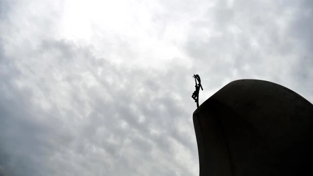 Detalle de la estatua del Papa Juan Pablo II en el exterior del Hospital Universitario Gemelli. EFE