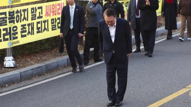 El presidente de Corea del Sur, Yoon Suk Yeol, saluda a sus seguidores a su salida de un centro de detención en Uiwang, Corea del Sur.