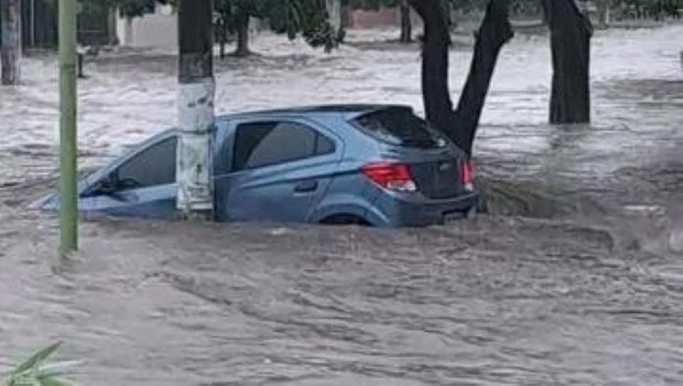 Varias localidades de Tucumán fueron azotadas por el temporal: hay evacuados y calles inundadas
