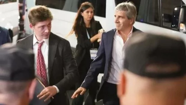Tras gruesos errores de comunicación de Santiago Caputo, entró en escena el ministro de Economía para poner al tope de la agenda el acuerdo con el FMI.