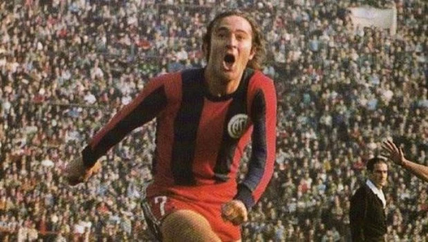 Una imagen clásica: Héctor Scotta festeja un gol. El Gringo fue un definidor letal.
