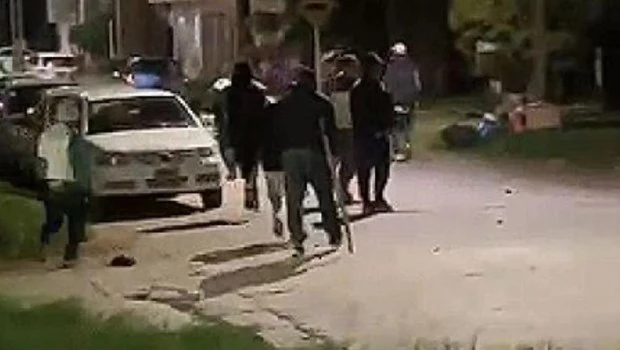 Tres heridos en un enfrentamiento a balazos entre facciones de la barra brava de Sarmiento