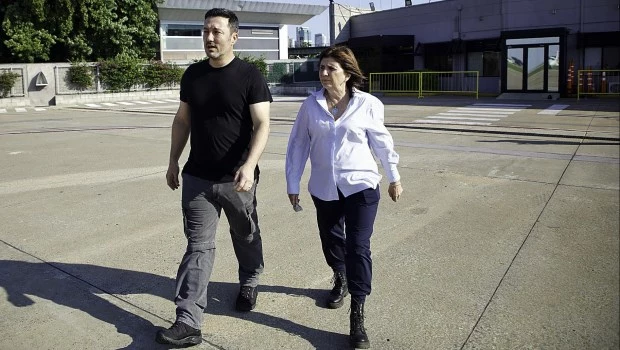 Los ministros de Seguridad, Patricia Bullrich, y de Defensa, Luis Petri, regresaron hoy a la ciudad de Bahía Blanca.