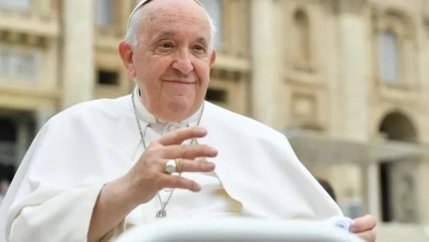 El papa Francisco presenta una “ligera mejoría”, informó el Vaticano