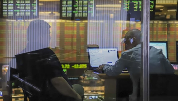 Leve rebote de acciones y bonos argentinos en Wall Street tras la firma del decreto para un nuevo acuerdo con el FMI